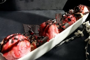 Image pour Crème glacée saveur fraise et chocolat noir 